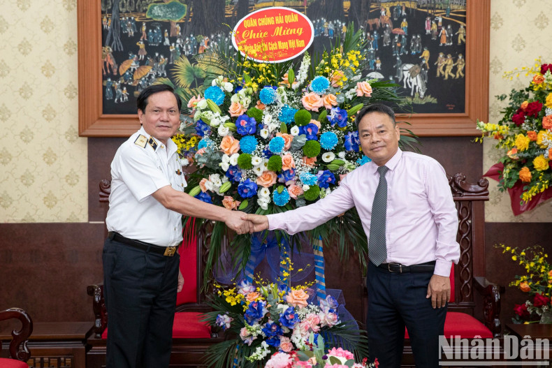 《人民报》社副总编辑丁如欢和海军军种政治副主任范文练准都督。 《人民报》社副总编辑丁如欢和海军军种政治副主任范文练准都督。