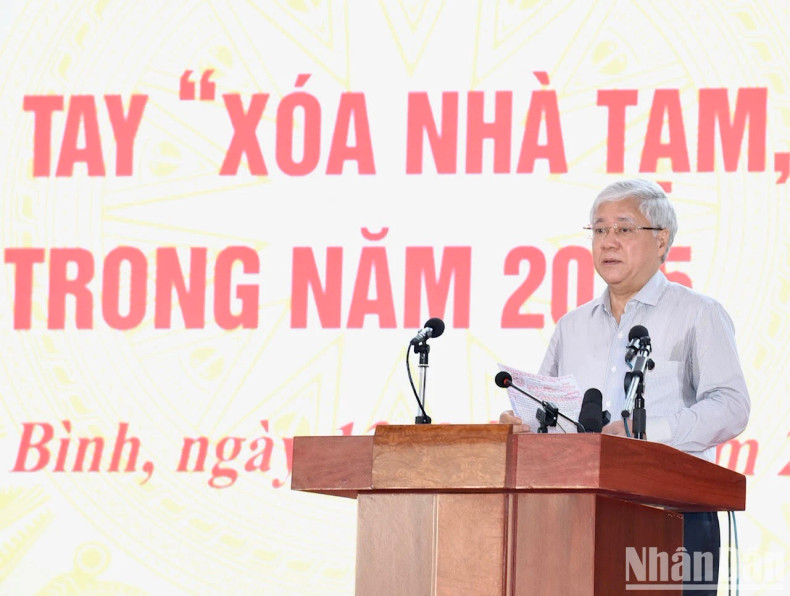 越南祖国阵线中央委员会主席杜文战发表讲话。