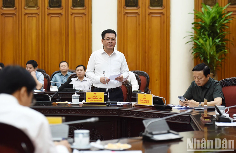 越南工贸部部长阮鸿延发表讲话。