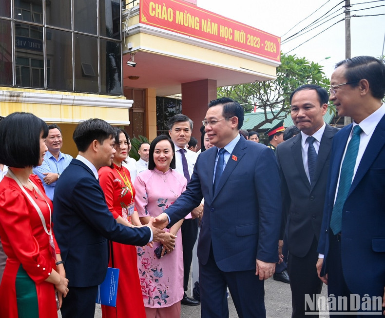 国会主席王廷惠和T78友谊学校师生。 国会主席王廷惠和T78友谊学校师生。