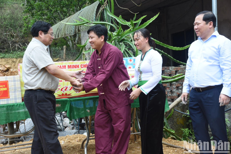 范明正总理向平省沱北县贫困家庭赠送礼物。