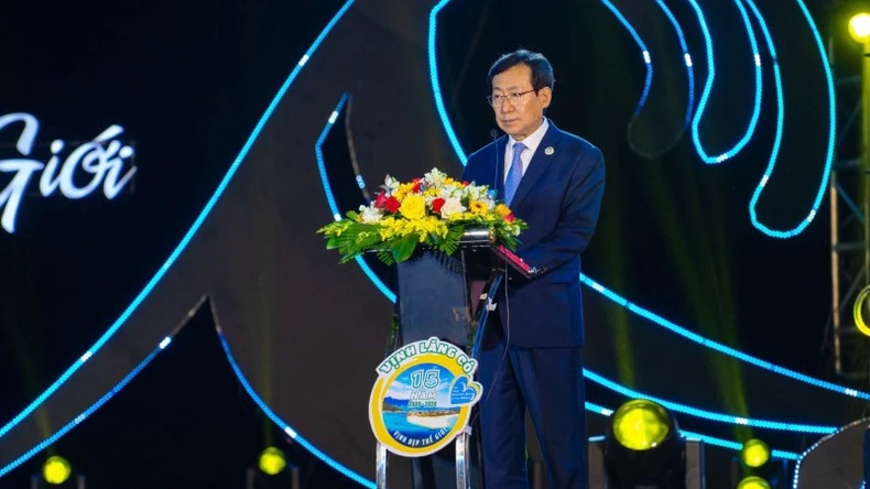 世界最美海湾协会负责亚洲地区的副主席Kang Byung-suk发表讲话。 世界最美海湾协会负责亚洲地区的副主席Kang Byung-suk发表讲话。