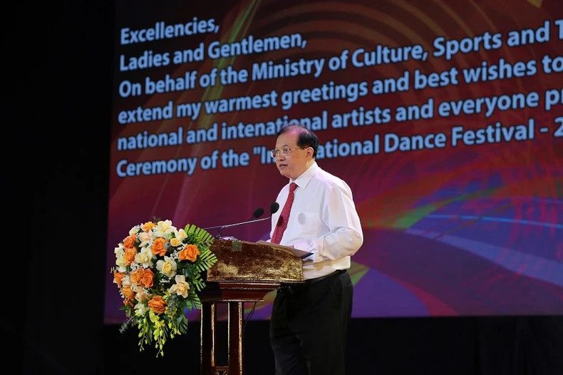 越南文化体育与旅游部副部长谢光东发表讲话。