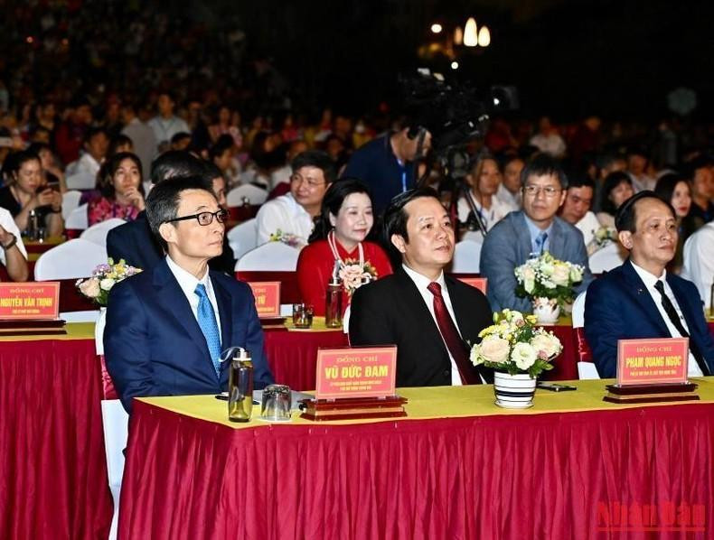 政府副总理武德儋和各位代表出席开幕式。 政府副总理武德儋和各位代表出席开幕式。