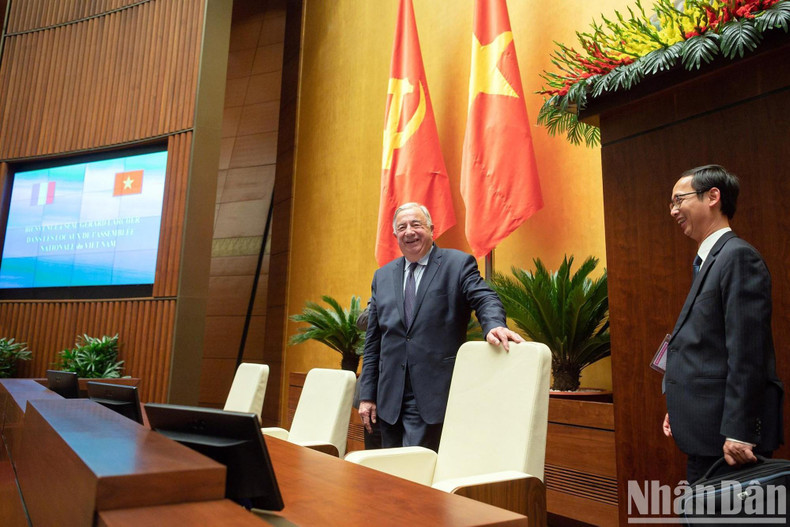 国参议院议长拉舍尔参观国会大厦奠红会场。 国参议院议长拉舍尔参观国会大厦奠红会场。