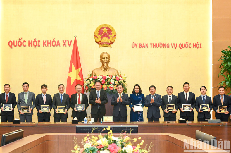 国会主席王廷惠向越南驻外代表机构首席代表赠送纪念品。 国会主席王廷惠向越南驻外代表机构首席代表赠送纪念品。