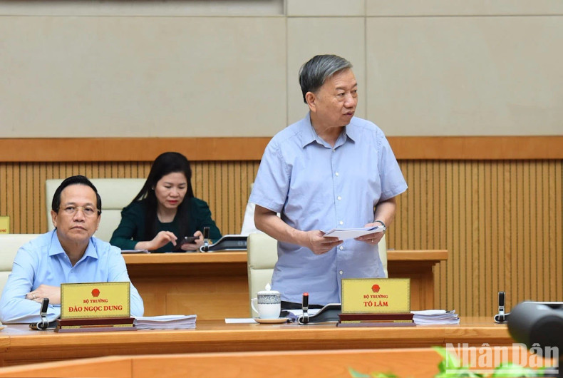 越南公安部部长苏林在会议上发表讲话。