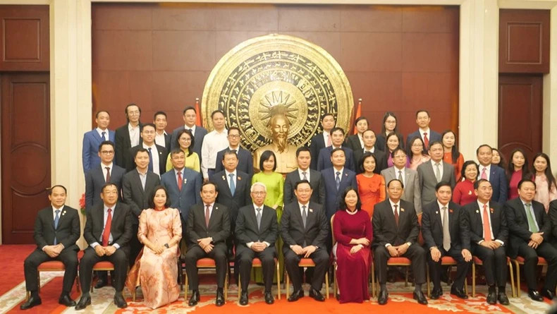 国会主席王廷惠和越南驻中国大使馆干部、人员。 国会主席王廷惠和越南驻中国大使馆干部、人员。