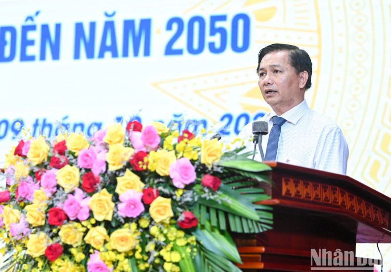 朔庄省人民委员会主席陈文陈文楼在会议上发表讲话。 朔庄省人民委员会主席陈文陈文楼在会议上发表讲话。