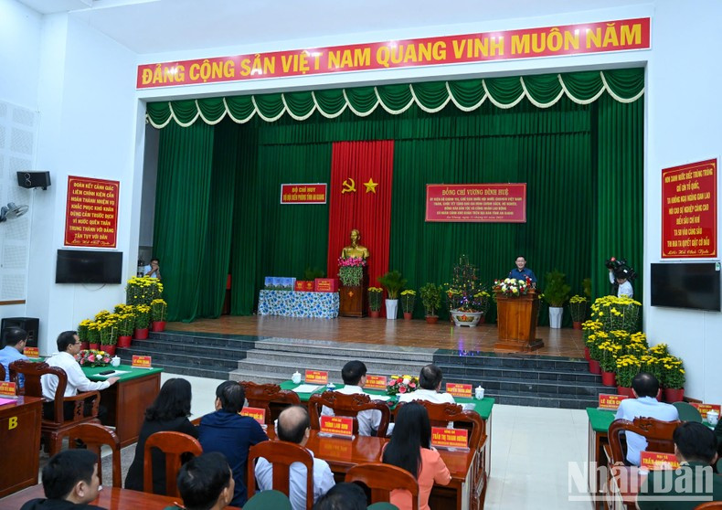 国会主席王廷惠看望慰问安江省优抚家庭、贫困户、少数民族同胞和贫困劳动工人。 国会主席王廷惠看望慰问安江省优抚家庭、贫困户、少数民族同胞和贫困劳动工人。