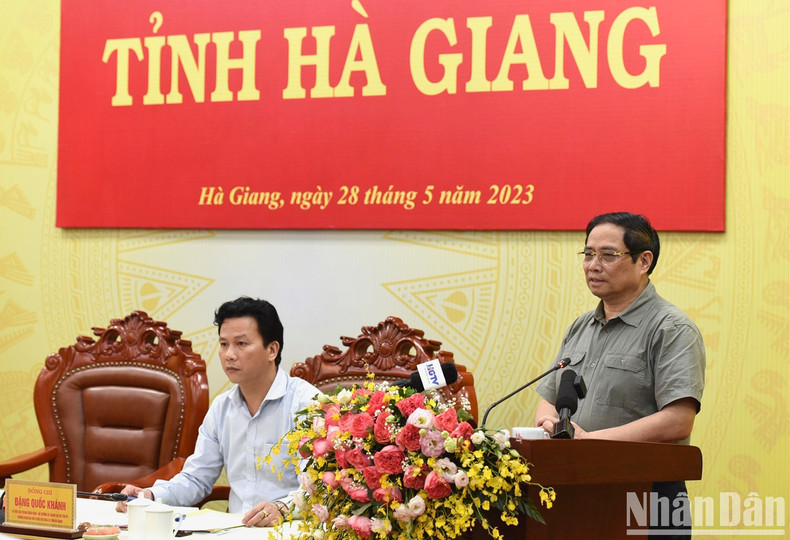 越南政府总理范明正在会议上发表讲话。