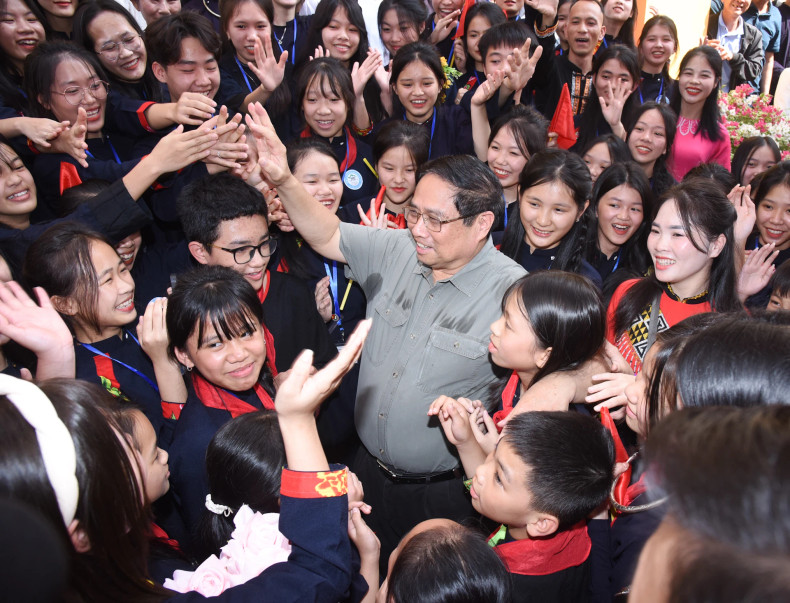 范明正总理和谅山省学生合影。