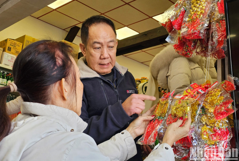 人们挑选春节装饰品。
