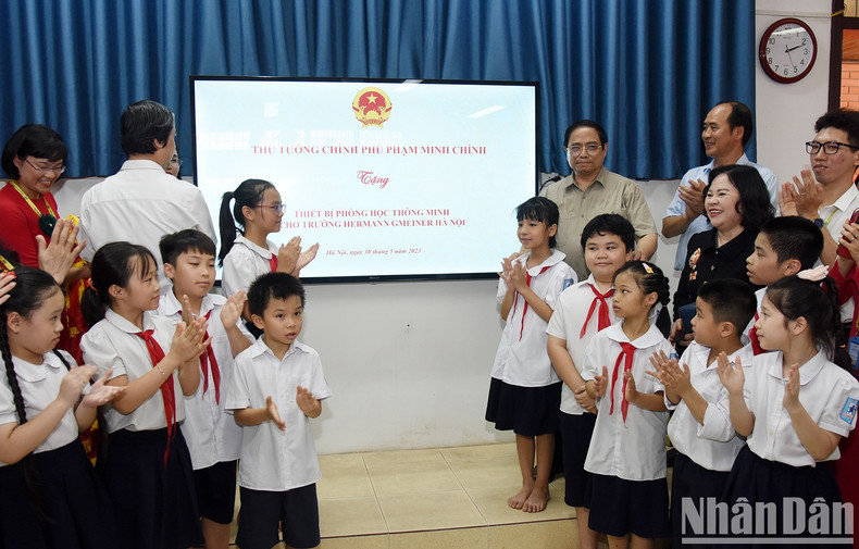范明正总理向赫尔曼·格迈纳私立中学学生赠送礼物。 范明正总理向赫尔曼·格迈纳私立中学学生赠送礼物。