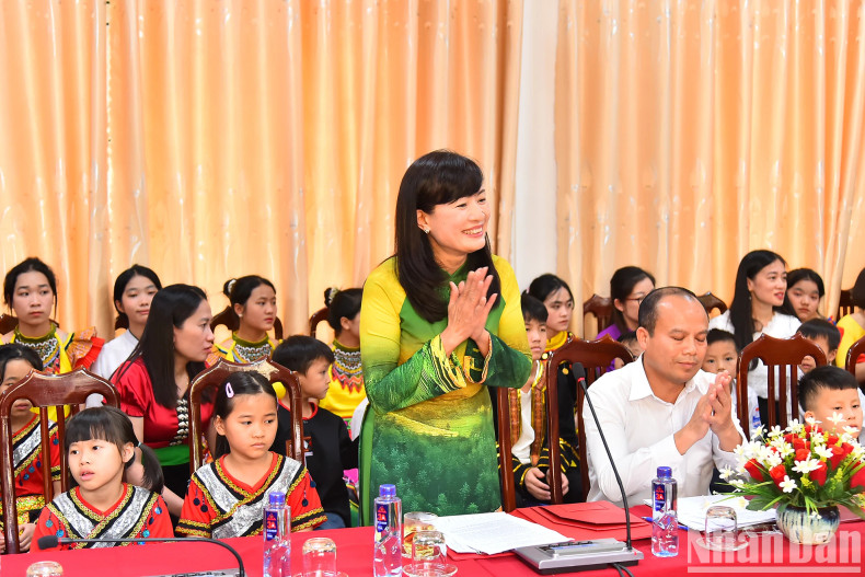 奠边省综合社会保障单位领导向工作代表团汇报该单位近期的活动情况。 奠边省综合社会保障单位领导向工作代表团汇报该单位近期的活动情况。