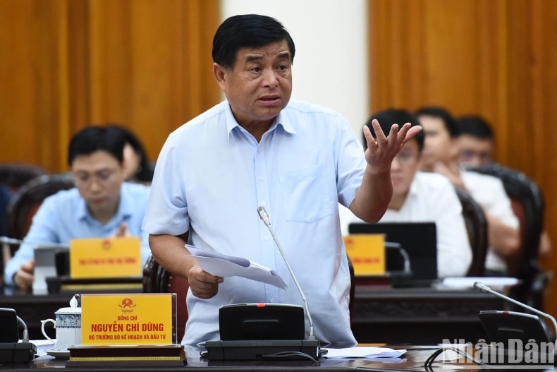 计划与投资部部长阮志勇发表讲话。
