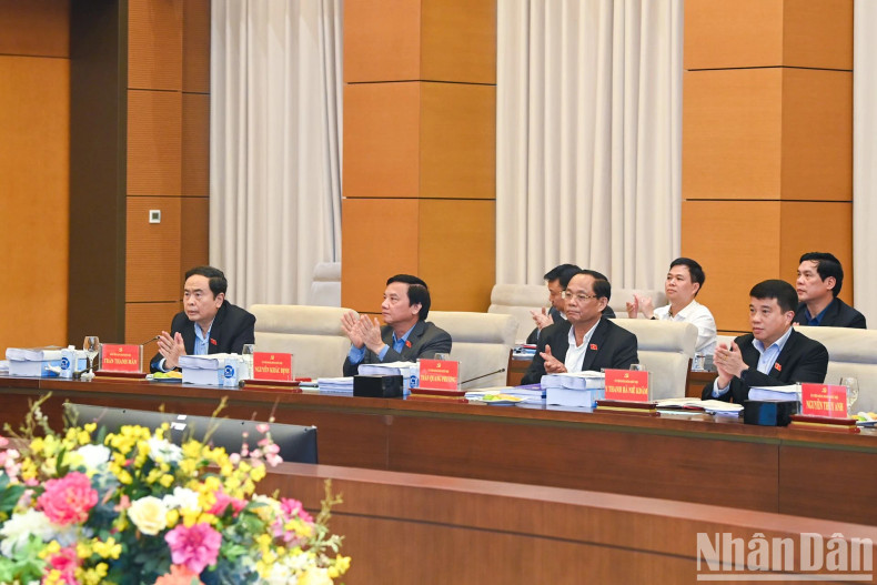 各位国会副主席出席会议。