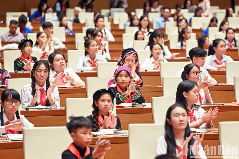 少数民族儿童出席会议。