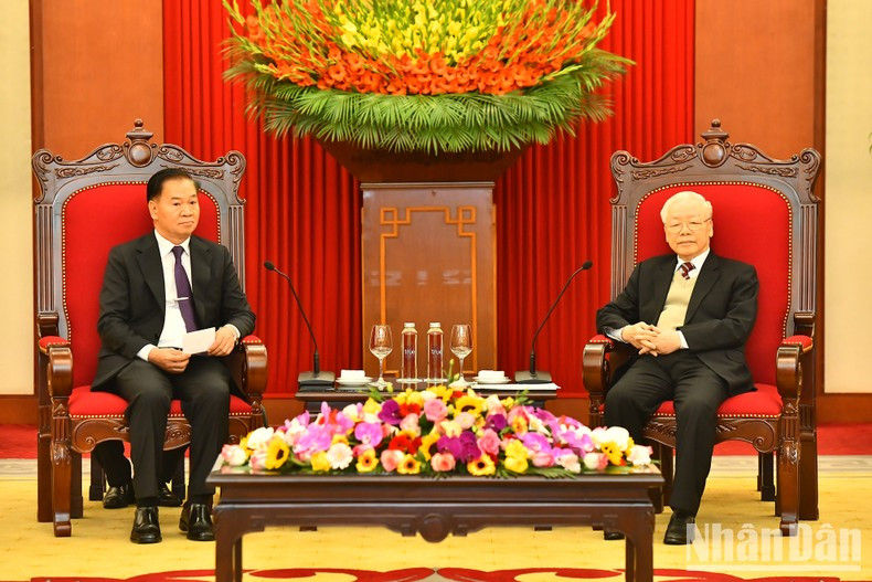 越共中央总书记会见老挝人民革命党中央书记处书记、中央办公厅主任通沙立·蒙诺梅。