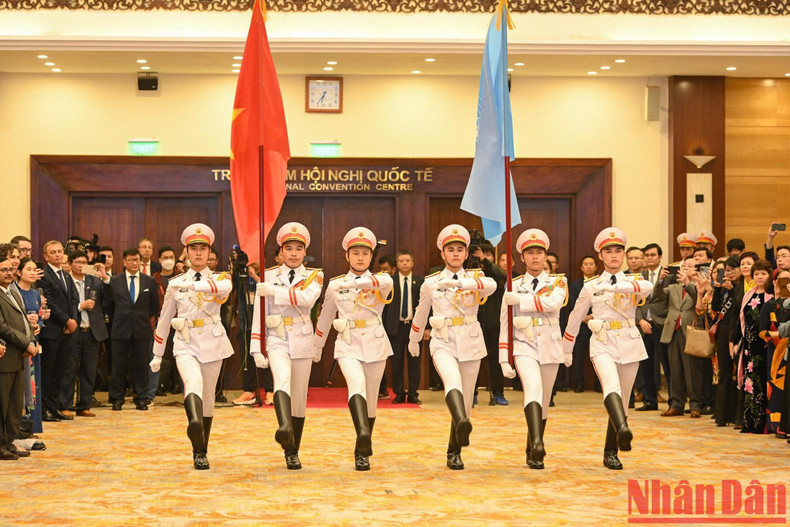 联合国和越南国旗敬礼仪式。 联合国和越南国旗敬礼仪式。
