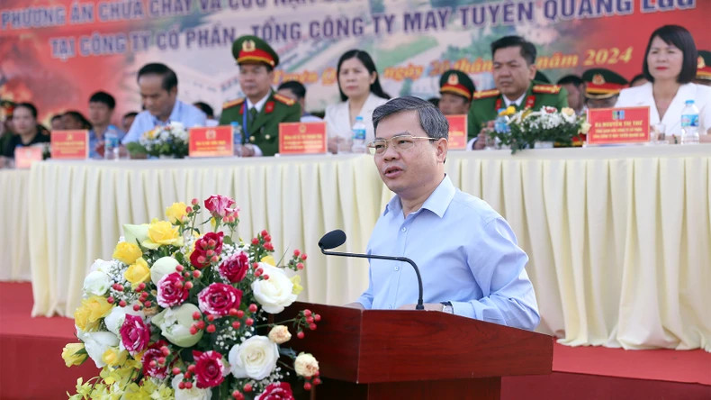 宣光省人民委员会主席阮文山发表讲话。