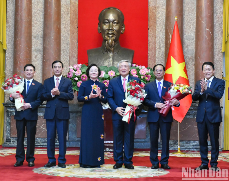 党和国家领导向三位新任副总理表示祝贺。 党和国家领导向三位新任副总理表示祝贺。