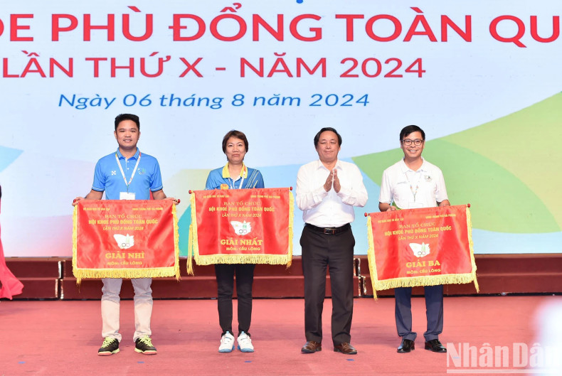 组委会向羽毛球前三名颁发奖项。