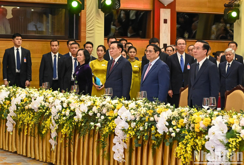 越南国家主席武文赏,越南政府总理范明正,越南国会主席王廷惠,越共中央书记处常务书记、中央组织部部长张氏梅和各位代表。 越南国家主席武文赏,越南政府总理范明正,越南国会主席王廷惠,越共中央书记处常务书记、中央组织部部长张氏梅和各位代表。