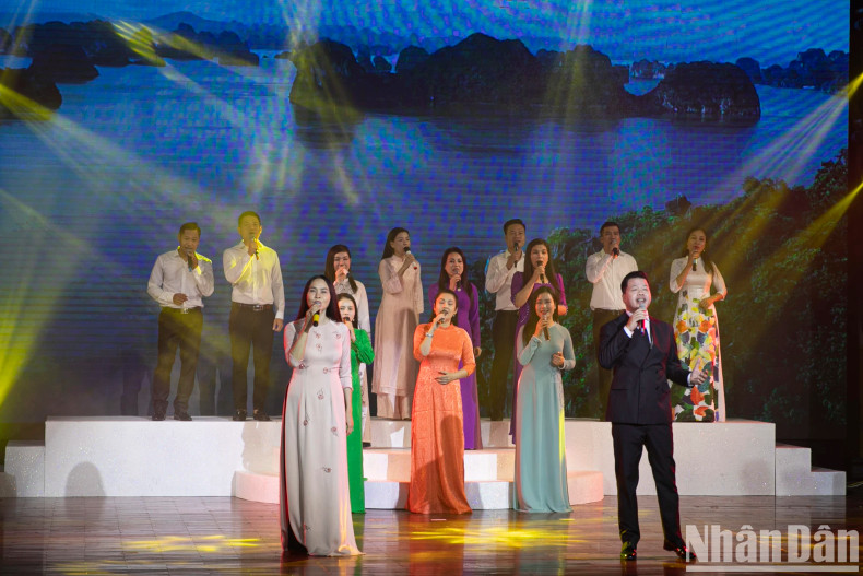 文艺表演节目。 文艺表演节目。