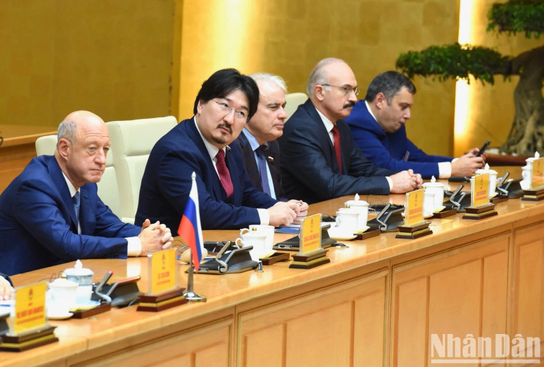 陪同俄罗斯联邦国家杜马主席沃洛金的各位代表。