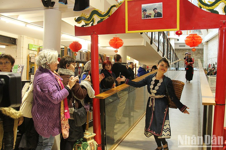 越南少数民族服装秀。 越南少数民族服装秀。