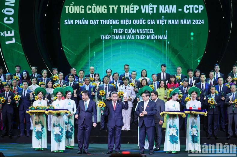 获得2024年“国家品牌”产品的企业代表。 获得2024年“国家品牌”产品的企业代表。