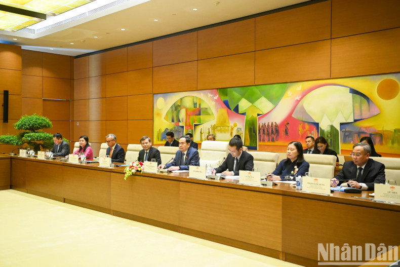 国会主席陈青敏和越南代表团与会。 国会主席陈青敏和越南代表团与会。