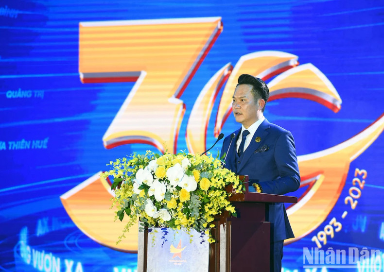 越南青年企业家协会主席邓鸿英在仪式上发表讲话。 越南青年企业家协会主席邓鸿英在仪式上发表讲话。