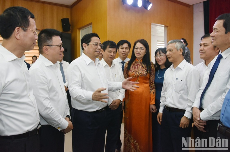 范明正总理与各位代表交流。