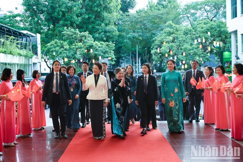 两位夫人和各位代表参观越南妇女博物馆。 两位夫人和各位代表参观越南妇女博物馆。