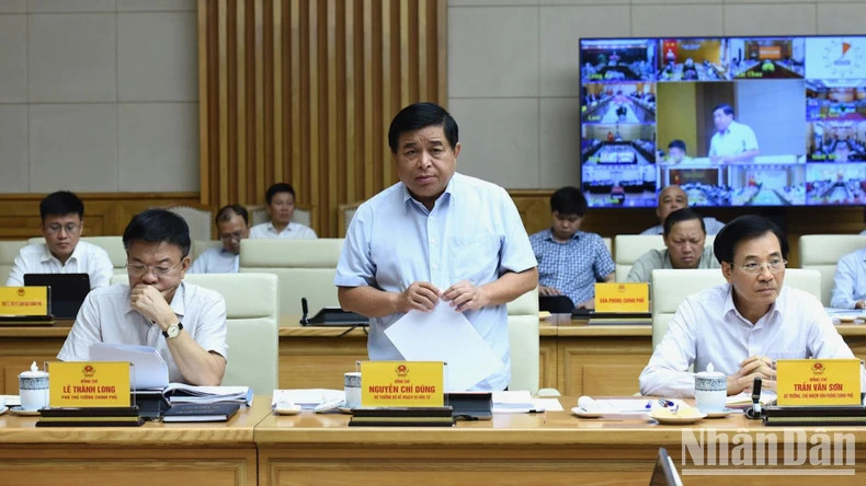 越南计划与投资部部长阮志勇发表讲话。