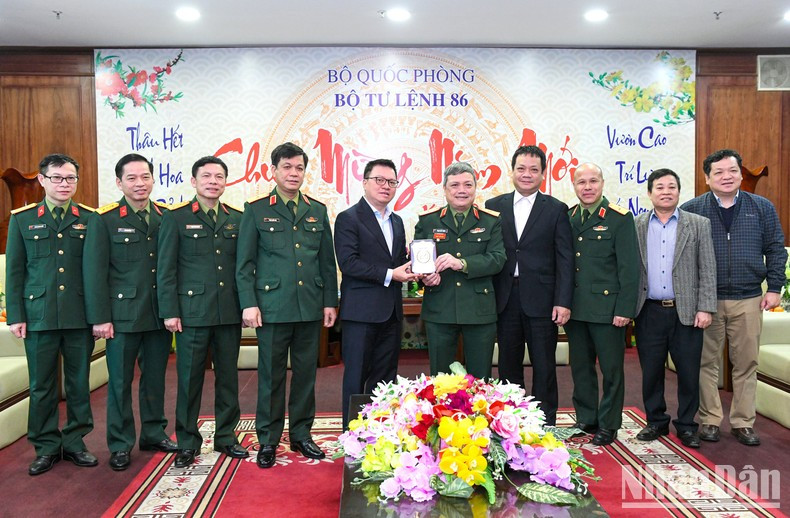 范越忠少将向《人民报》工作代表团赠送纪念品。 范越忠少将向《人民报》工作代表团赠送纪念品。