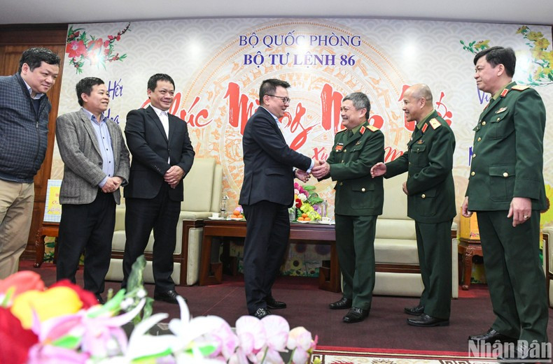 黎国明同志向网络空间作战司令部表示祝贺。 黎国明同志向网络空间作战司令部表示祝贺。