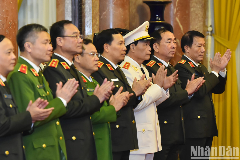 公安部部长粱三光大将和中央公安党委、公安部领导出席仪式。