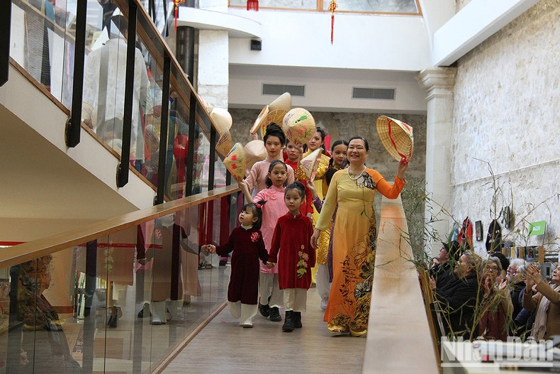 由越南妇女演出的传统长衣秀。 由越南妇女演出的传统长衣秀。