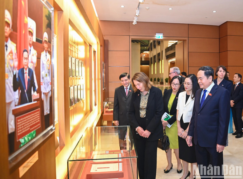 澳大利亚联邦议会参议长苏·莱恩斯和各位代表参观国会传统陈列室。 澳大利亚联邦议会参议长苏·莱恩斯和各位代表参观国会传统陈列室。