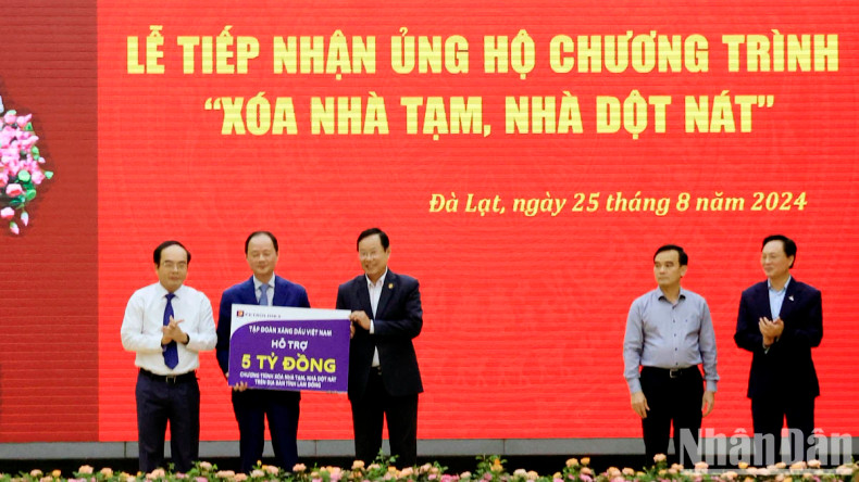 赞助商向林同省领导移交赞助资金。 赞助商向林同省领导移交赞助资金。