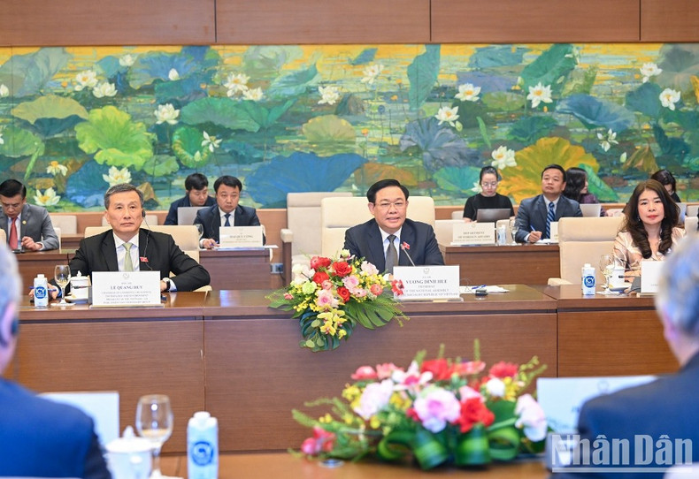 国会主席王廷惠同美国国会议员交流。