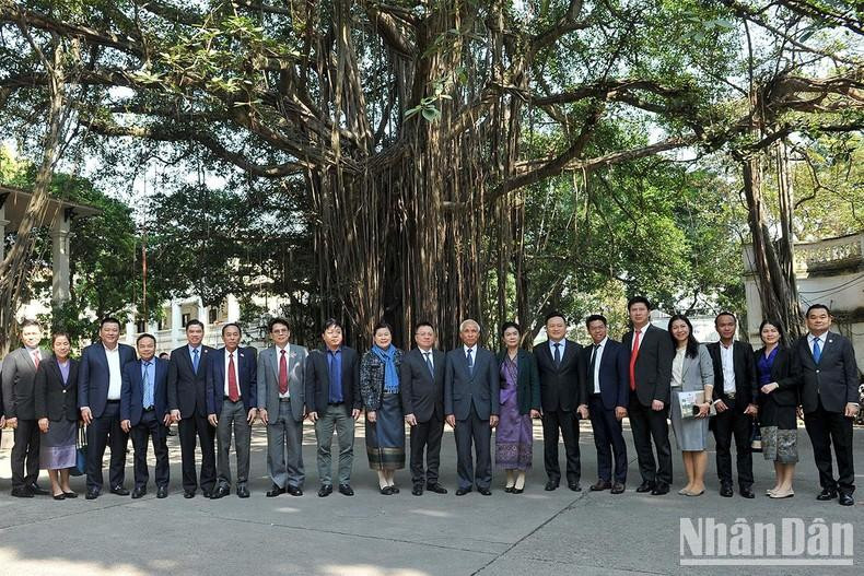 老挝人民革命党中央宣训部高级代表团与《人民报》社领导代表在《人民报》社总部合影。 老挝人民革命党中央宣训部高级代表团与《人民报》社领导代表在《人民报》社总部合影。