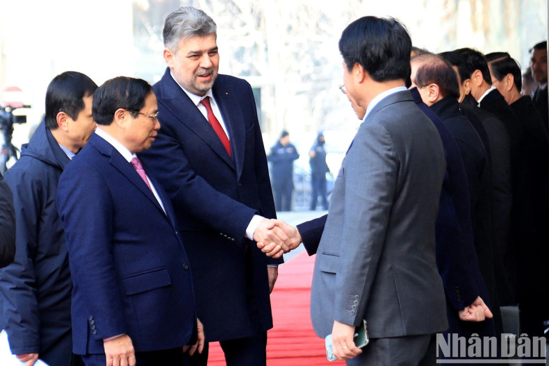 范明正总理向罗马尼亚总理马切尔·乔拉库介绍越南代表团。 范明正总理向罗马尼亚总理马切尔·乔拉库介绍越南代表团。