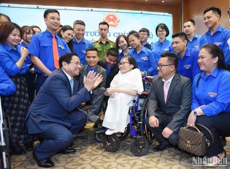 范明正总理会见残疾人代表。 范明正总理会见残疾人代表。