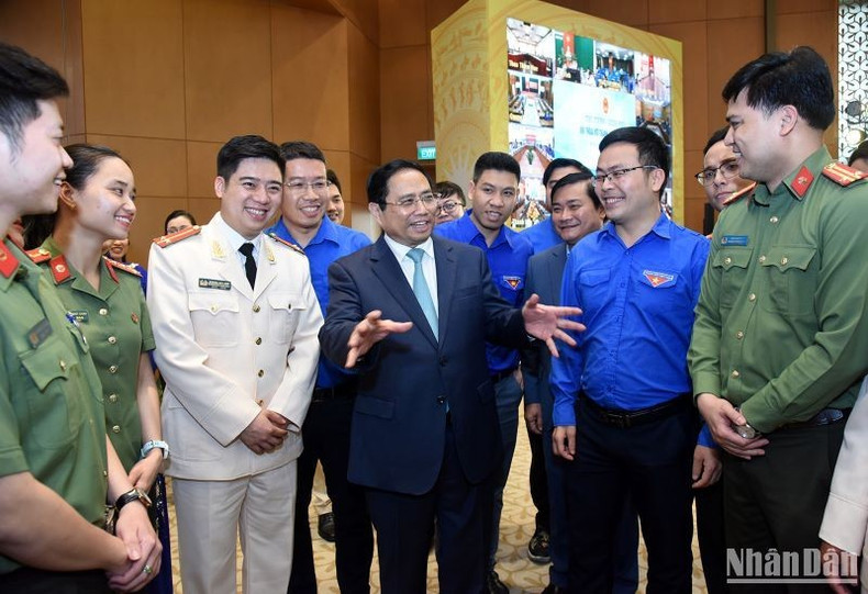 范明正总理与青年交流。 范明正总理与青年交流。