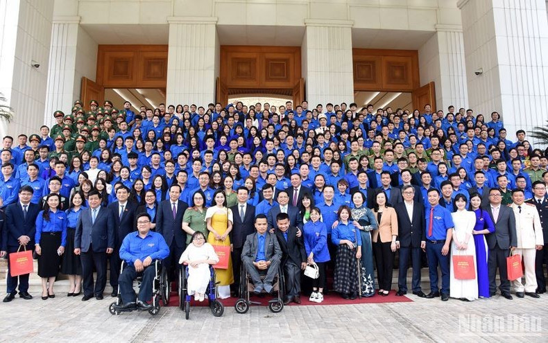 范明正总理和青年代表合影。 范明正总理和青年代表合影。