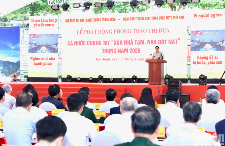 范明正总理发表讲话。